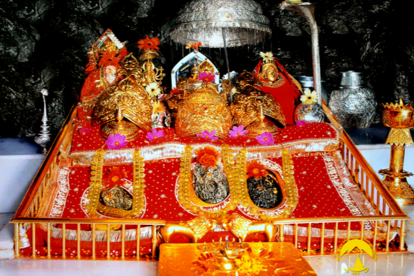 नवरात्र के दौरान वैष्णो देवी मंदिर में चार लाख से अधिक श्रद्धालुओं ने मत्था टेका