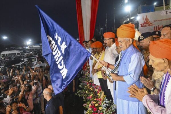 एलजी सिन्हा ने बहुस्तरीय सुरक्षा के बीच जम्मू से अमरनाथ यात्रा के तीर्थयात्रियों के पहले जत्थे को रवाना किया